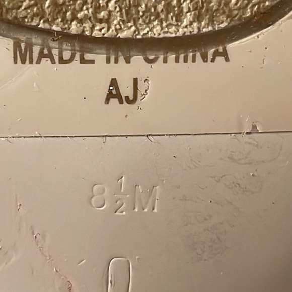 Bandolino Heel Sandal, shiny leather, like new, size 8.5 - Picture 10 of 10